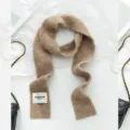 Detailansicht des weichen schmalen Strickschals, kuscheliges Herbst Winter Halstuch für Frauen. - Khaki