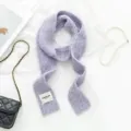 Weicher, lila Strickschal Detailansicht, kuscheln im Winter mit schickem Etikett Design. - Hellviolett