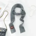 Grauer Strickschal Detail, weicher warmer Halswärmer, gemütliches Herbst Winter Modeaccessoire. - Dunkelgrau