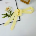 Sciarpa stretta e lavorata a maglia giallo chiaro, morbido scaldacollo per donne. - 4*188 Sciarpa Piatta Lunga / giallo oca