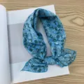 Blauwe bloemen vierkante sjaal, elegante lichte halsdoek, stijlvol haaraccessoire lente. - 58*58Y Katoenen Vierkante Sjaal / Wit Bloemen Lineair Blad Blauw