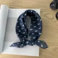 Pañuelo cuadrado azul oscuro estilo coreano con elegante estampado de caballo blanco. - Pañuelo Cuadrado de Algodón 58*58Y / Pony Blanco sobre Azul Marino