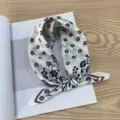 Pañuelo cuadrado de puro algodón floral estilo coreano 58cm, elegante bandana fina. - Pañuelo Cuadrado de Algodón 58*58Y / Borde Girasol Azul sobre Beige