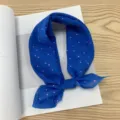 Pañuelo cuadrado de algodón azul con lunares estilo coreano, accesorio de moda para cuello. - Pañuelo Cuadrado de Algodón 58*58Y / Puntos Rosas sobre Azul Real