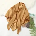 Effen 90cm satijnen vierkante sjaal in goudkleur, elegante en veelzijdige haar- en halsaccessoire. - Kleurkeuze 15 gember
