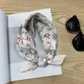 Pañuelo cuadrado de algodón con estampado floral estilo coreano, accesorio elegante para cuello. - Pañuelo Cuadrado de Algodón 58*58Y / Flores Rosas Lineales Beige