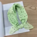 Pequeño pañuelo cuadrado de algodón estilo coreano, pañuelo de lunares verde claro. - Pañuelo Cuadrado de Algodón 58*58Y / Puntos Negros sobre Verde Manzana