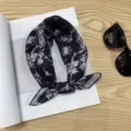 Pañuelo cuadrado con estampado floral en blanco y negro accesorio de moda elegante. - Pañuelo Cuadrado de Algodón 58*58Y / Floral Blanco Cuadro Lineal Marino