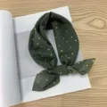 Pañuelo cuadrado de algodón de estilo coréano con lunares, pañuelo fino y suave - Pañuelo Cuadrado de Algodón 58*58Y / Puntos Amarillos sobre Verde Oscuro