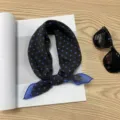 Pequeno panuelo cuadrado de algodon con lunares estilo coreano accesorio de moda - Pañuelo Cuadrado de Algodón 58*58Y / Lunares Azules sobre Negro Borde Azul