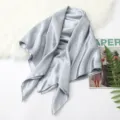 Zilveren satijnen vierkante sjaal, 90cm glanzende hoofddoek voor dames, elegante stijl. - Selecteer kleur op afbeelding 24 Lichtgrijs