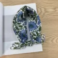 Pañuelo cuadrado de algodón con flores para mujer, diadema retro azul verde y accesorio elegante. - Pañuelo Cuadrado de Algodón 58*58Y / Dalia Azul Hojas Verdes