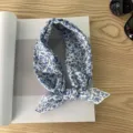 Pañuelo cuadrado de algodón con flores diadema azul elegante accesorio para mujer - Pañuelo Cuadrado de Algodón 58*58Y / Flores Azules Hojas Verdes Blanco