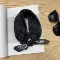 Pañuelo cuadrado negro de algodón con lunares blancos y un elegante estampado floral. - Pañuelo Cuadrado de Algodón 58*58Y / Rosa con Lunares sobre Negro