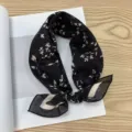 Pequeño pañuelo cuadrado negro de algodón de 58cm estilo coreano accesorio de cuello. - Pañuelo Cuadrado de Algodón 58*58Y / Flor Única Blanco Gris