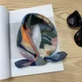 Pañuelo cuadrado pequeño de algodón 100% estilo coreano, bufanda de cuello con estampado vintage. - Pañuelo Cuadrado de Algodón 58*58Y / Jarrón de Pintura al Óleo Azul Niebla