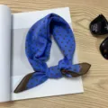 Panuelo cuadrado de algodon estilo coreano con diseño de lunares azules accesorio de moda. - Pañuelo Cuadrado de Algodón 58*58Y / Lunares Medianos Azul Borde Marrón