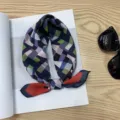 Pañuelo cuadrado de algodón coreano pañuelo estampado geométrico accesorio de moda elegante - Pañuelo Cuadrado de Algodón 58*58Y / Bloques de Color Azul Marino Borde Rojo