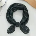 Detailansicht des Vintage-quadratischen Schals mit feiner dunkler Musterung und Knotendesign. - Schwarz Gestreift Blumen