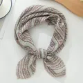Detailansicht des Vintage Blumen Baumwolle Leinen Kopftuchs, elegantes Accessoire für Damen. - Rosa Beige Gestreift Blumen