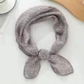 Nahaufnahme des Vintage Blumen Baumwolle Leinen Schals, elegantes Halstuch für Damen Mode. - Taro Lila Klein Blumen