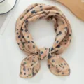 Nahaufnahme des Vintage-Baumwoll-Leinen-Quadratschals mit Pflanzenprint, elegante Halstuch. - Herbstlaub