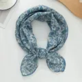 Detailansicht des blauen Vintage Blumenmuster quadratischen Schals, elegantes Halstuch für Damen. - Blau Weiß Blumen