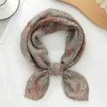 Nahaufnahme des Vintage bedruckten Quadrat-Schals, elegantes Blumenmuster, weiche Textur. - Vintage Kaki Rot Block
