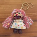 Handgemachte Nussschale Puppe Taschenanhänger, süßer Dopamin Stil Schlüsselanhänger Detail. - Rotes Haar Puppe Anhänger Z-01