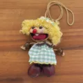 Detailaufnahme der handgefertigten Nussschalen Puppen Anhänger mit gelben Haaren und Kleid. - Gelbes Haar Puppe Anhänger Z-01