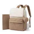 Vue détaillée du sac à dos à langer matelassé élégant en crème et kaki avec matelas à langer. - Chameau