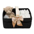 Vue détaillée de l'organisateur de couches matelassé noir avec ours en peluche et couches. - Noir
