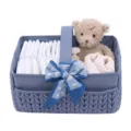 Vue détaillée du panier à langes pour bébé rempli de couches et jouets, rangement pratique. - Bleu saphir