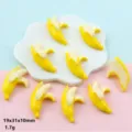 Graziosi cabochon in resina banana mezza sbucciata, ciondoli frutta gialla 19x31mm per gioielli. - Banana semi-sbucciata