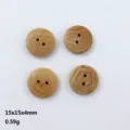 Primer plano detallado de botones de madera redondos con dos agujeros y diseño pentagonal. - Estilo 2