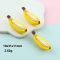 Dettaglio pendente in resina banana mezza sbucciata che mostra texture e dimensioni. - Stile Banana 3 (10x31mm)