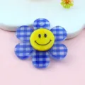 Dettaglio ciondolo girasole in acrilico a quadri blu con smiley per creazione di gioielli fai da te. - Stile A Quadri Blu da 3 cm