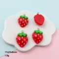 Pendente fragola in resina dettaglio charm DIY creazione gioielli accessorio primo piano - Fragola con Passante