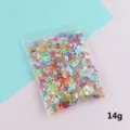 Primo piano di paillettes fai da te miste colorate con dettagli olografici luminosi. - Colorato