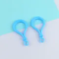 Detailansicht hellblauer Acryl-Birnenverschlüsse, ideal für DIY-Schmuck und Schlüsselanhänger. - Blau