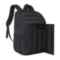 Vue détaillée du sac à dos à langer noir matelassé avec un compartiment et des coutures. - Noir