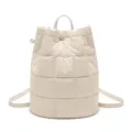 Vista dettagliata dello zaino trapuntato beige, morbida texture imbottita per uso quotidiano. - Bianco avorio