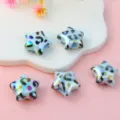 Nahaufnahme von irisierenden Sternperlen mit Leopardenmuster, ideal für DIY-Schmuck. - Hellblau