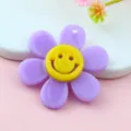 Ciondolo fiore in acrilico viola con viso sorridente giallo, accessorio per gioielli fai da te. - Stile Viola da 3 cm