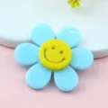 Primo piano dettagliato del ciondolo di girasole in acrilico blu con centro smiley giallo. - Stile Blu da 3 cm