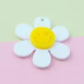Ciondolo margherita in acrilico con viso sorridente giallo, ideale per creazione di gioielli. - Stile Bianco da 3 cm