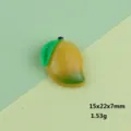 Primo piano dettagliato di un simpatico cabochon in resina a forma di mango per creazioni fai da te. - Pesca Gialla senza Passante