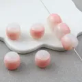 Nahaufnahme von Acryl Farbverlauf zweifarbigen jade-aehnlichen geometrischen Tonperlen. - Rosa