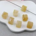 Detailopname van lichtgeel gemarmerde vierkante acryl kralen voor sieraden maken. - 8mm Kleur 13