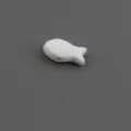 Détail de perle blanche en forme de petit poisson, trou horizontal 9x16mm accessoire. - Blanc
